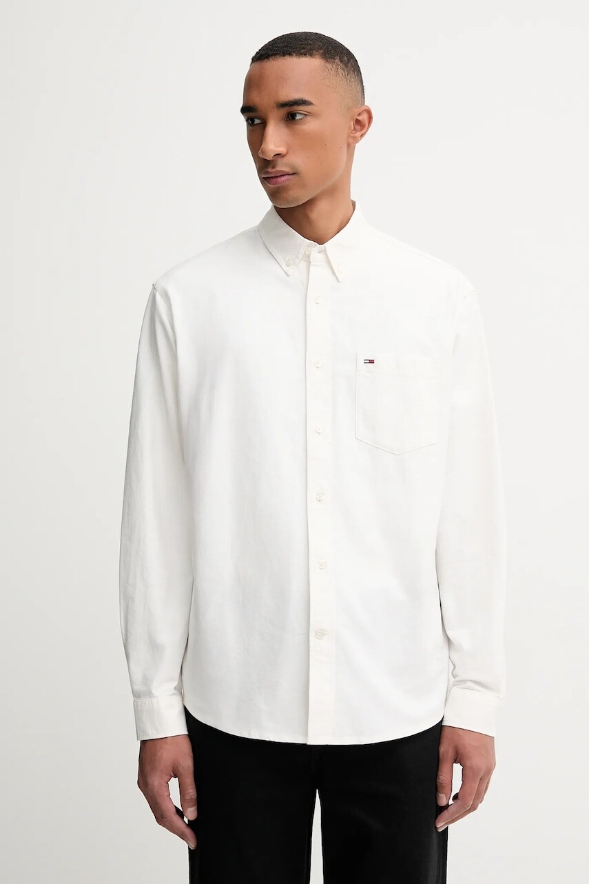 Bavlnená košeľa Tommy Jeans biela farba, voľný strih, s golierom button-down, DM0DM21926