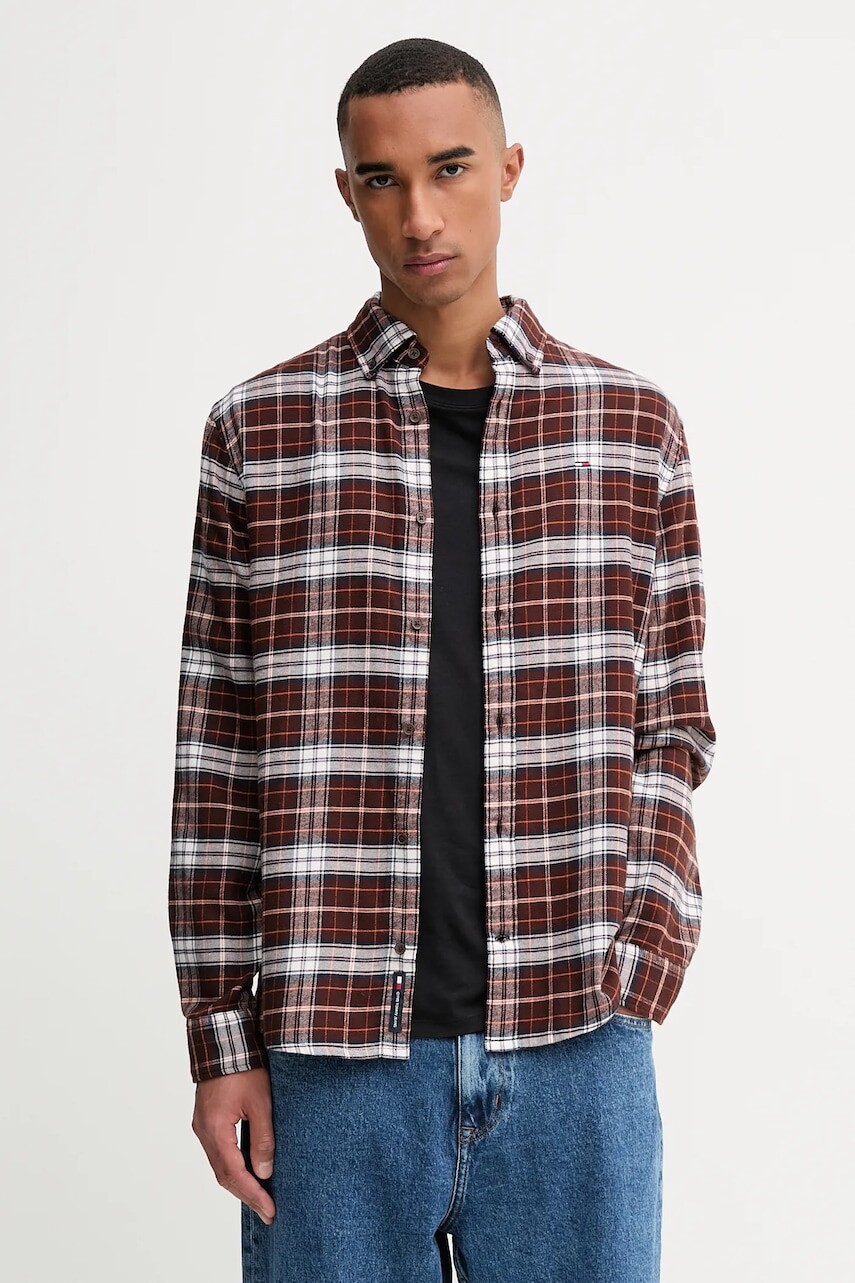 Bavlnená košeľa Tommy Jeans hnedá farba, regular, s golierom button-down, DM0DM22024