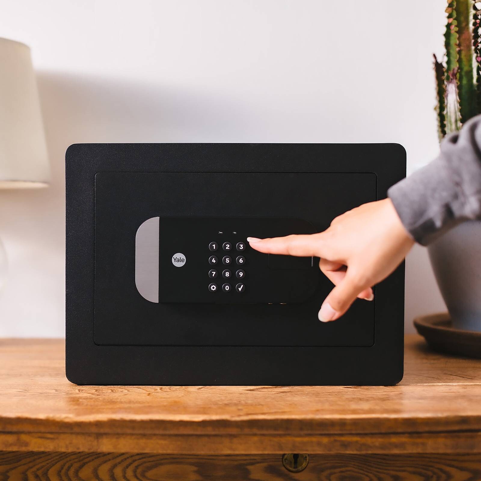 Yale Smart Safe inteligentný trezor objem 20,5 l