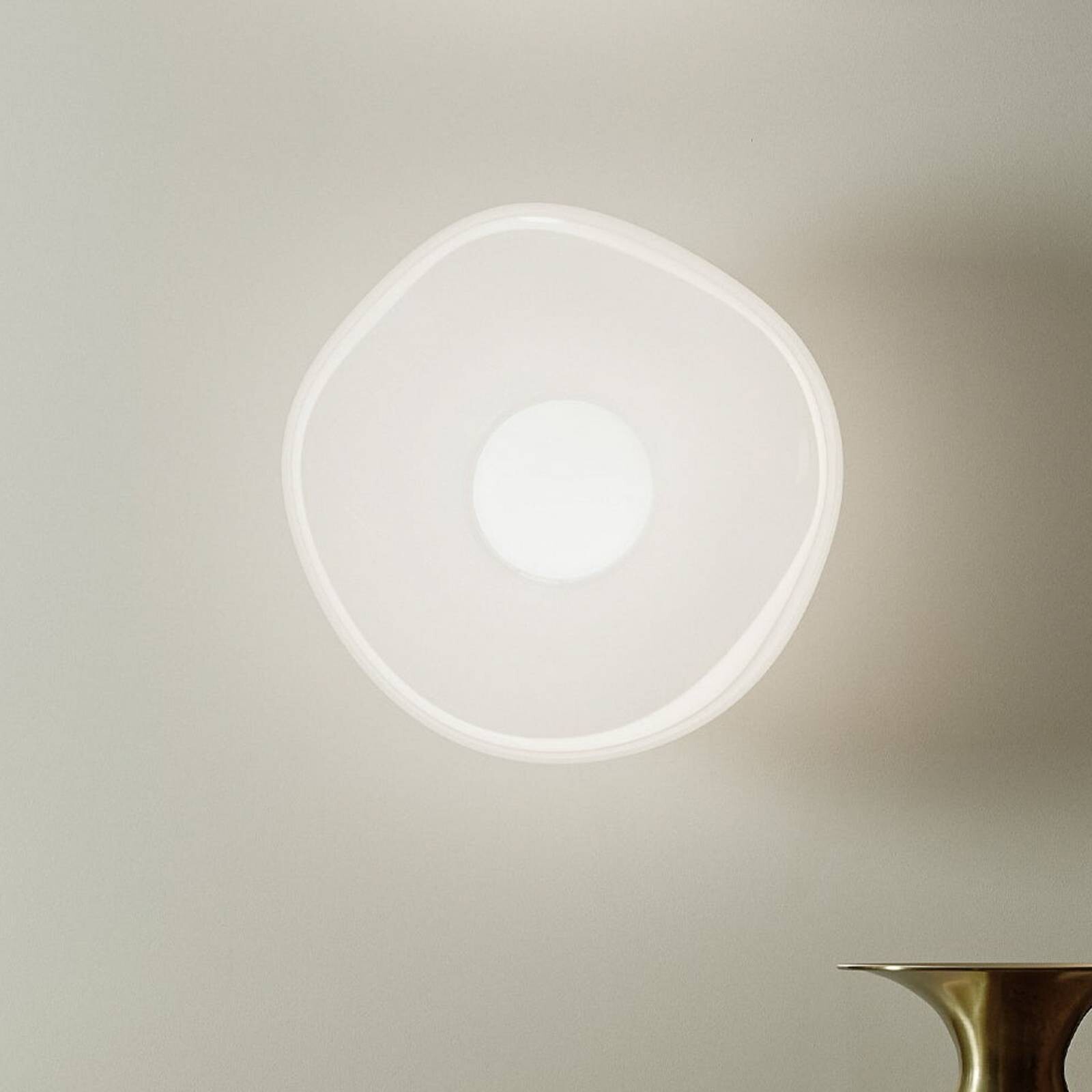 Tom Dixon LED nástenné svetlo Melt, Ø 50 cm, opálová/chrómová farba