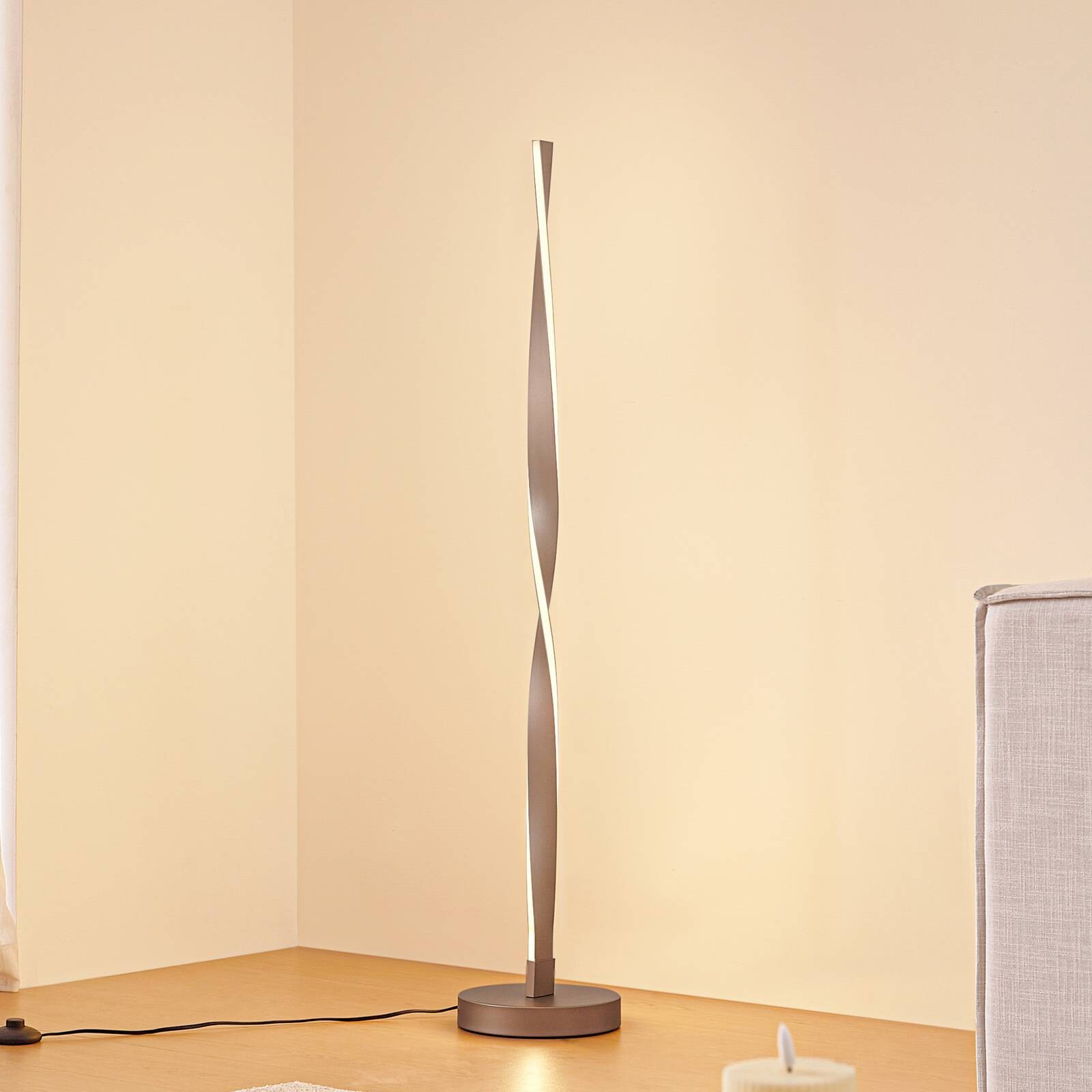 Lindby LED stojacia lampa Jaren, čierna/hnedá, 114 cm, CCT