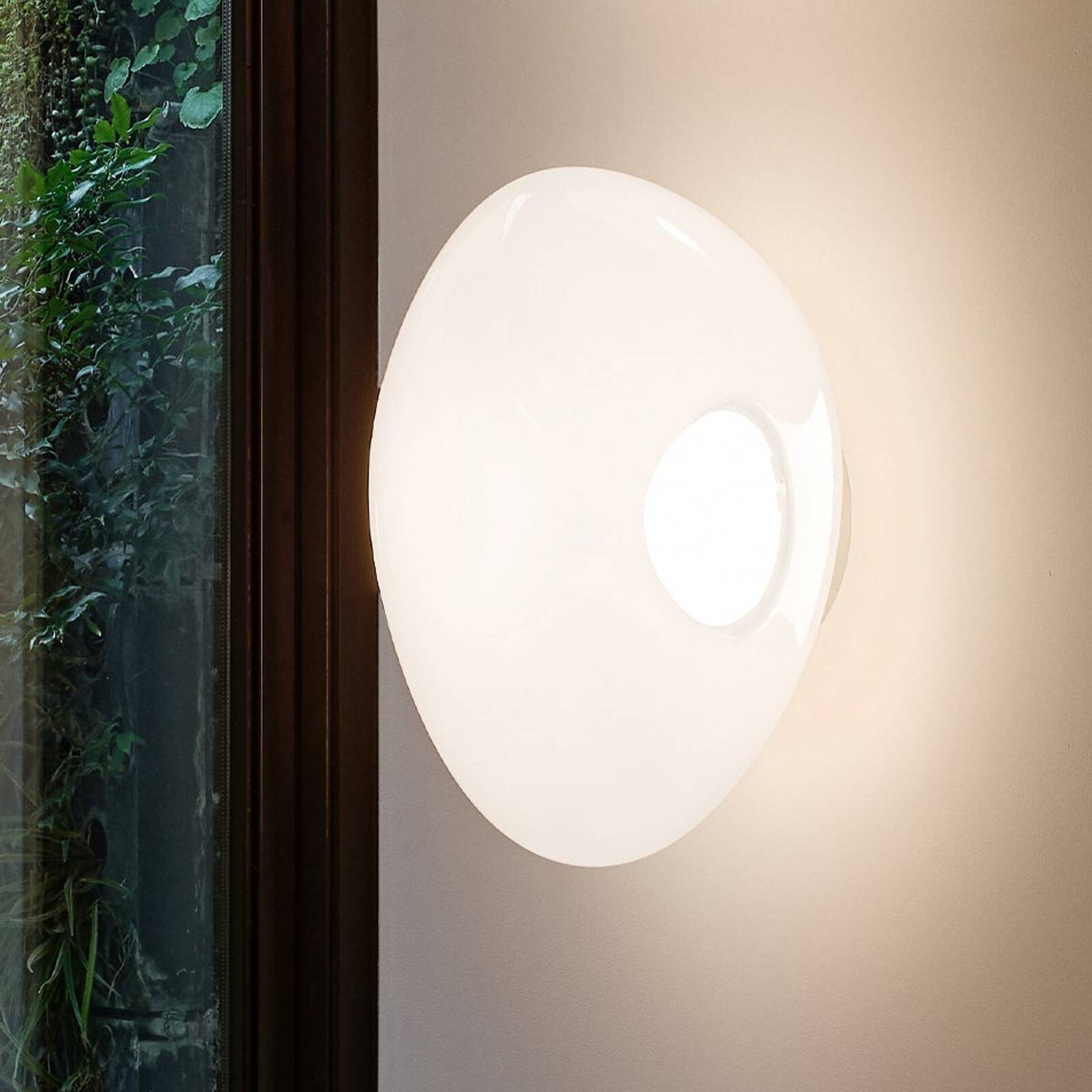 Tom Dixon LED nástenné svetlo Melt, Ø 50 cm, opálová/zlatá farba