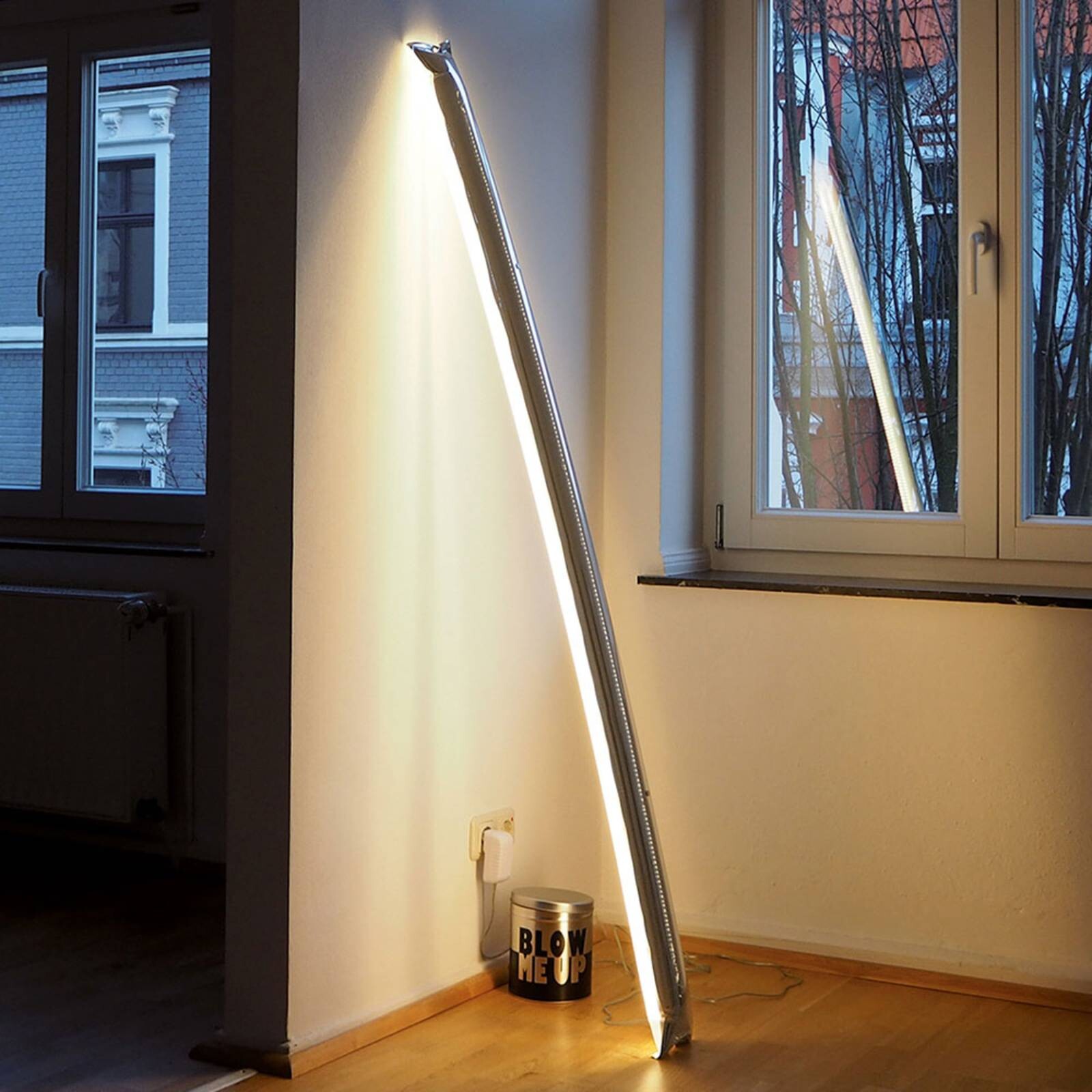 Ingo Maurer Blow Me Up stojaca LED 120 cm striebro