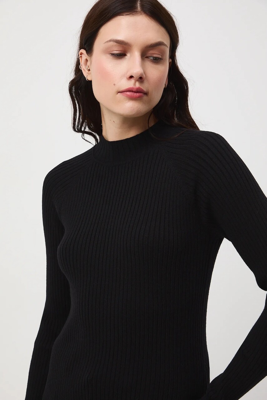 Sveter Medicine čierna farba, s polorolákom