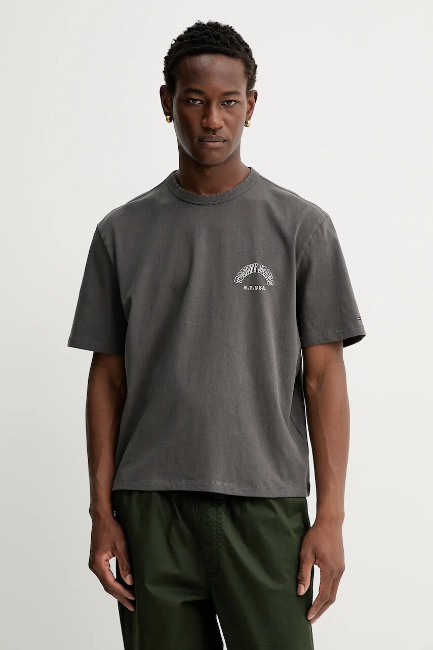 Bavlnené tričko Tommy Jeans pánske, šedá farba, s potlačou, DM0DM22059