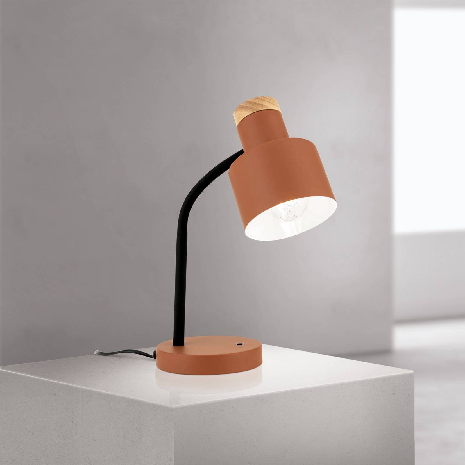 Stolová lampa Gili, koralovo červená, oceľ, výška 35 cm, E27