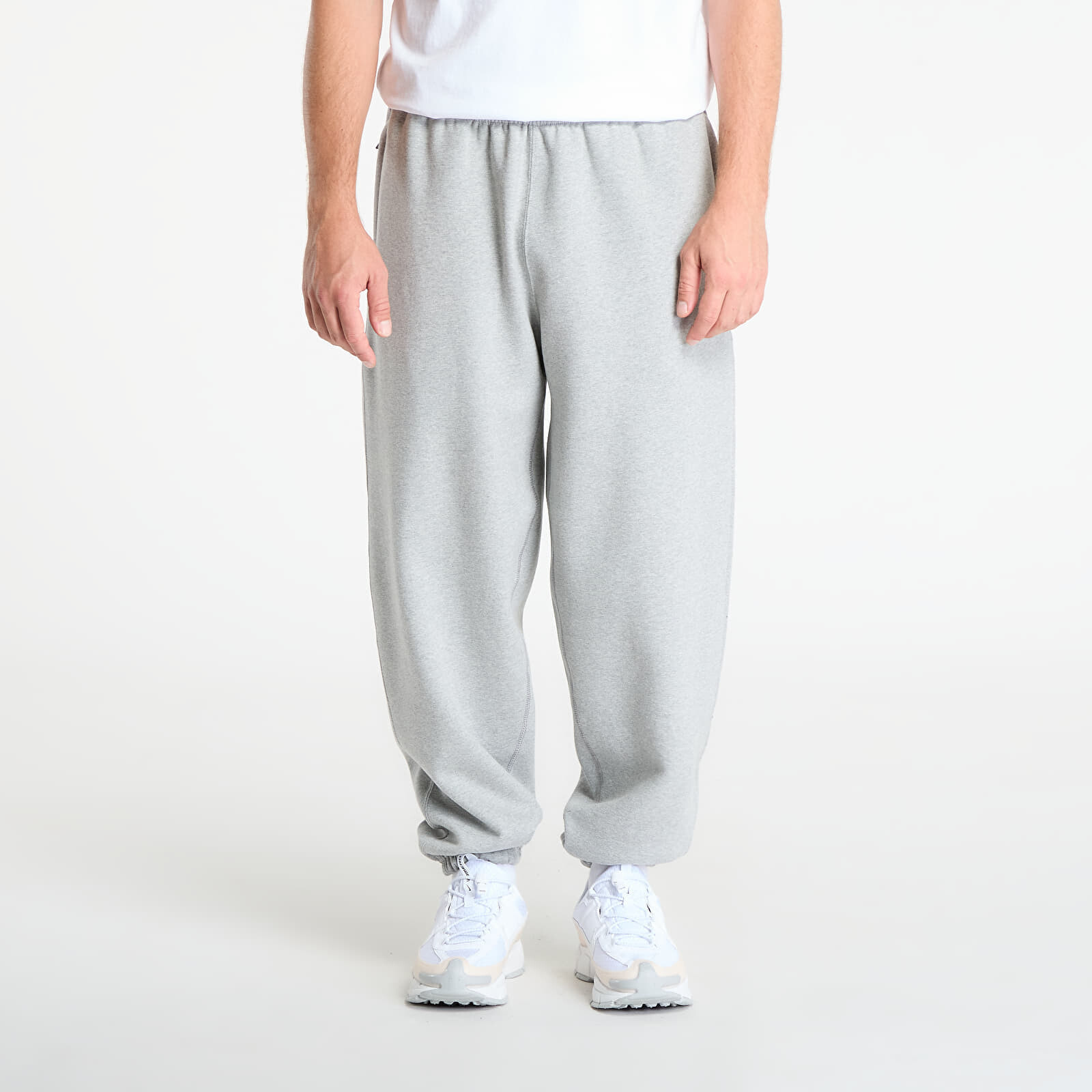Kalhoty Nike Solo Swoosh Men's Cuffed Fleece Pants Dk Grey Heather/ Lt Smoke Grey/ White L