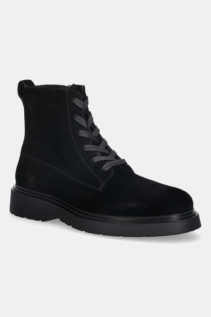 Semišové topánky Calvin Klein COMBAT ESS LACE UP ZIP BOOT SU čierna farba, YM0YM01371