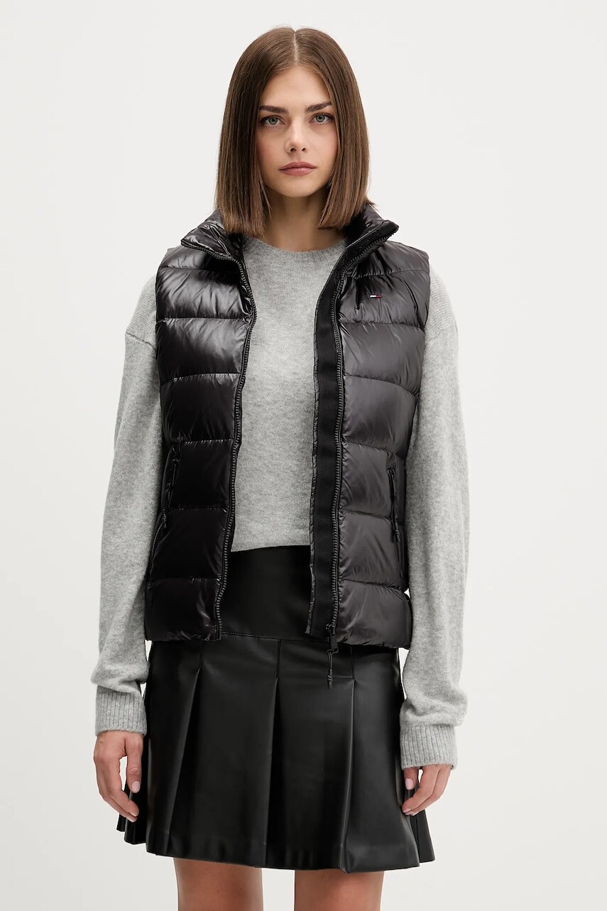 Páperová vesta Tommy Jeans čierna farba, zimná, DW0DW21622