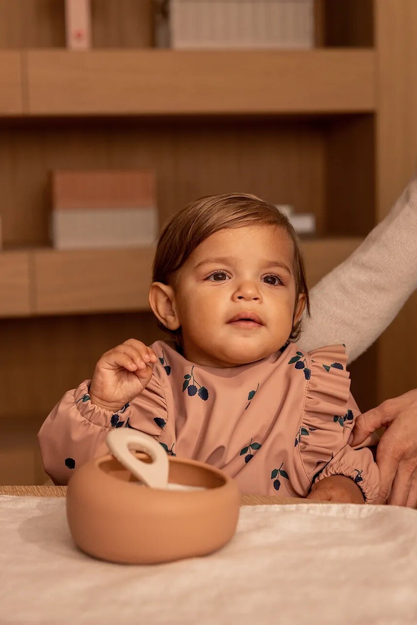 Plášť Liewood Merle Ruffle Cape Bib LW20321