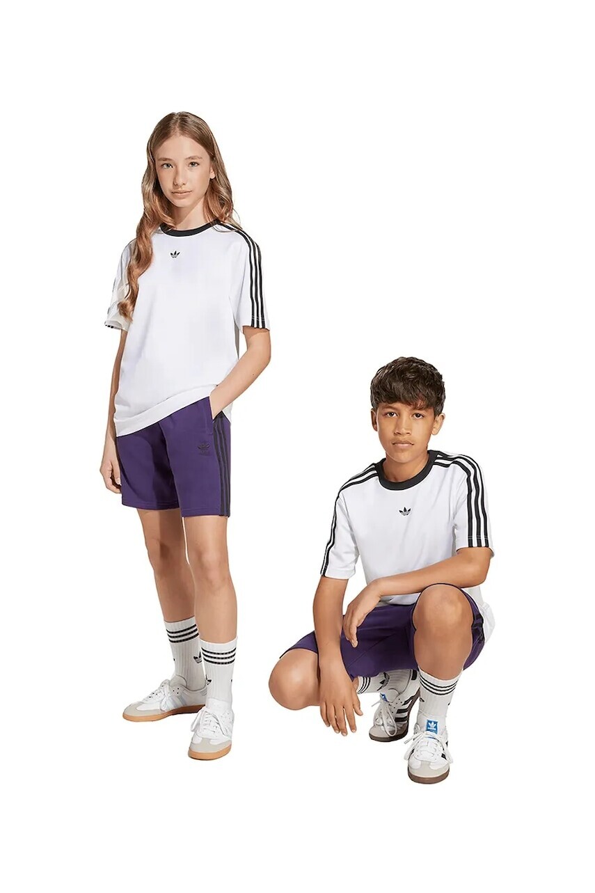 Detské krátke nohavice adidas Originals fialová farba, s nášivkou, nastaviteľný pás JV8633