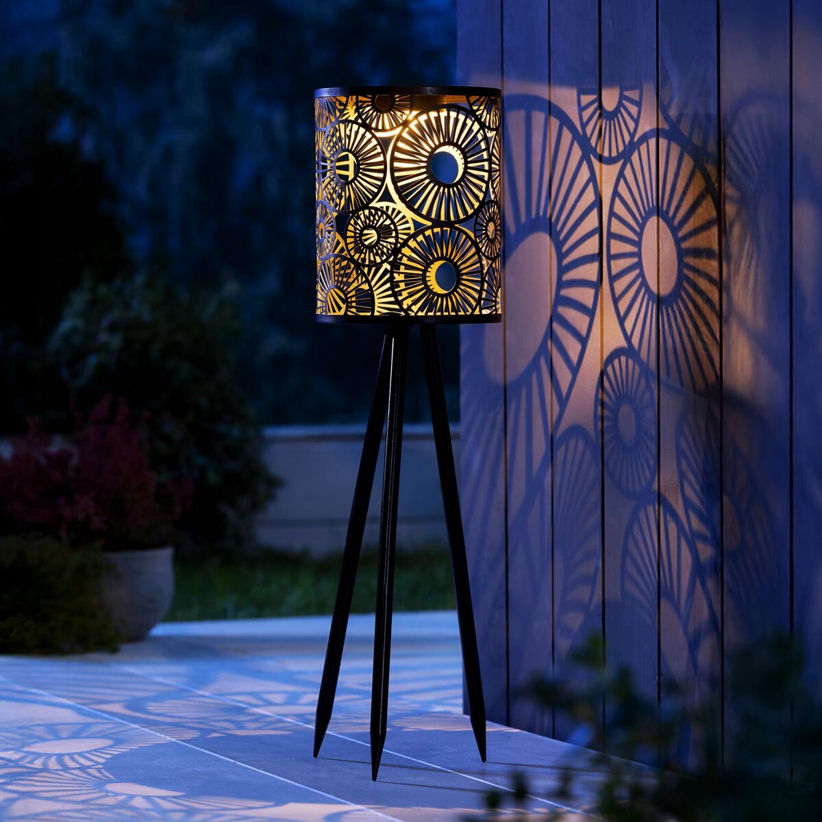 Solární zahradní stojací lampa