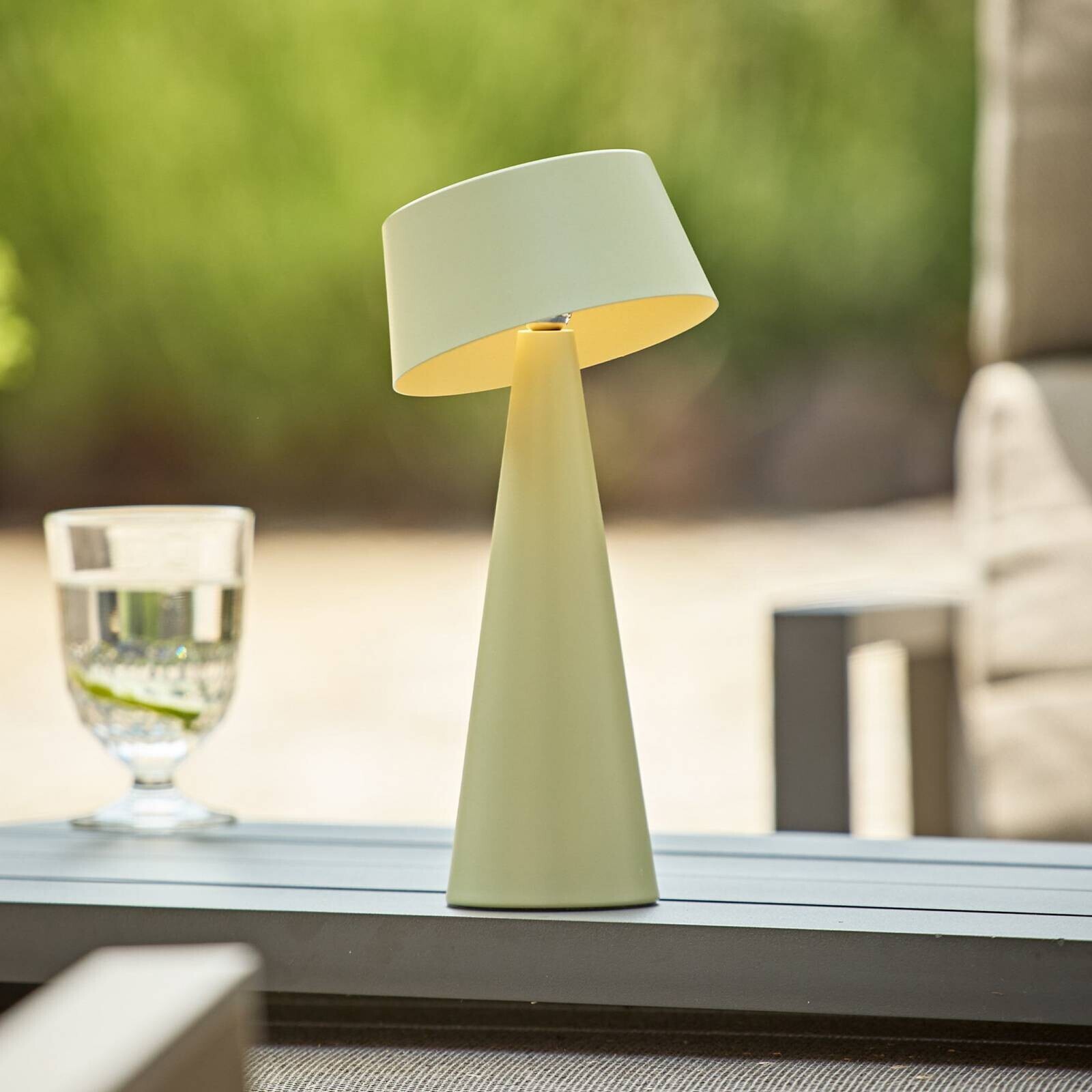 LED stolová lampa Solino, zelená, solárna/USB, 26 cm, IP44