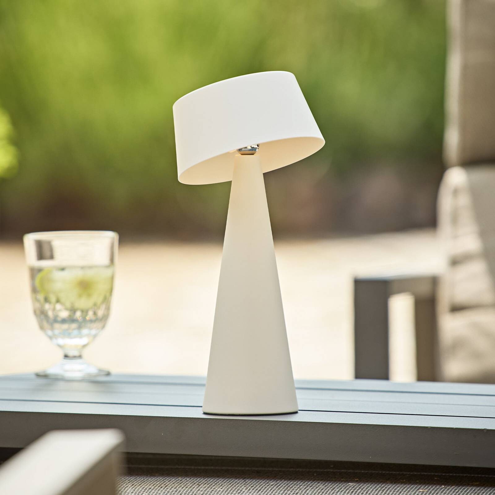 LED stolová lampa Solino, biela, solárna/USB, 26 cm, IP44