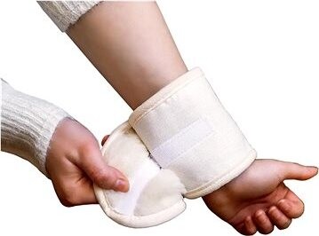 Babička Ovečková Návlek na zápästie s ovčou vlnou merino na suchý zips prírodný