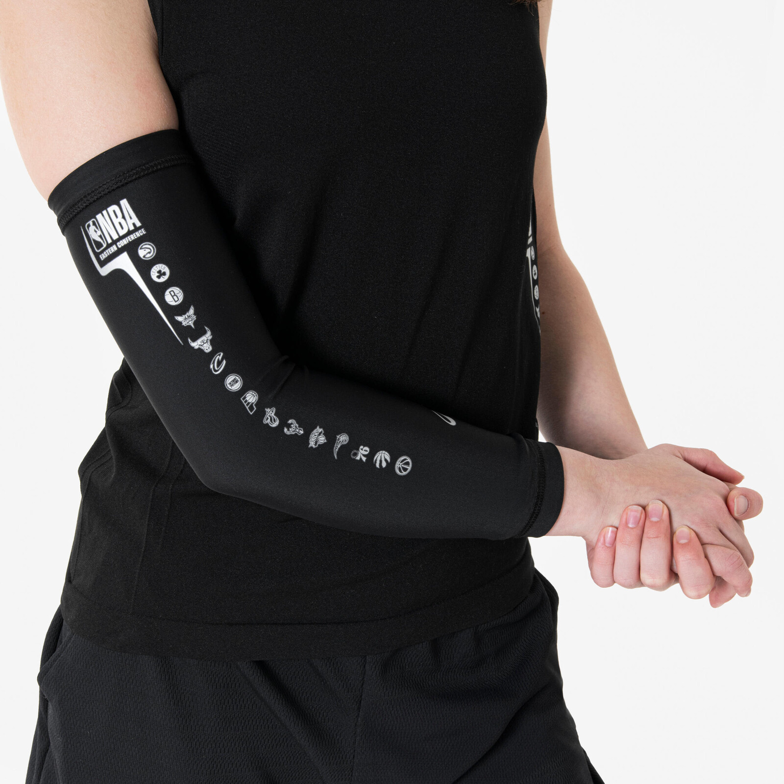 Juniorský basketbalový chránič lakťa NBA čierny