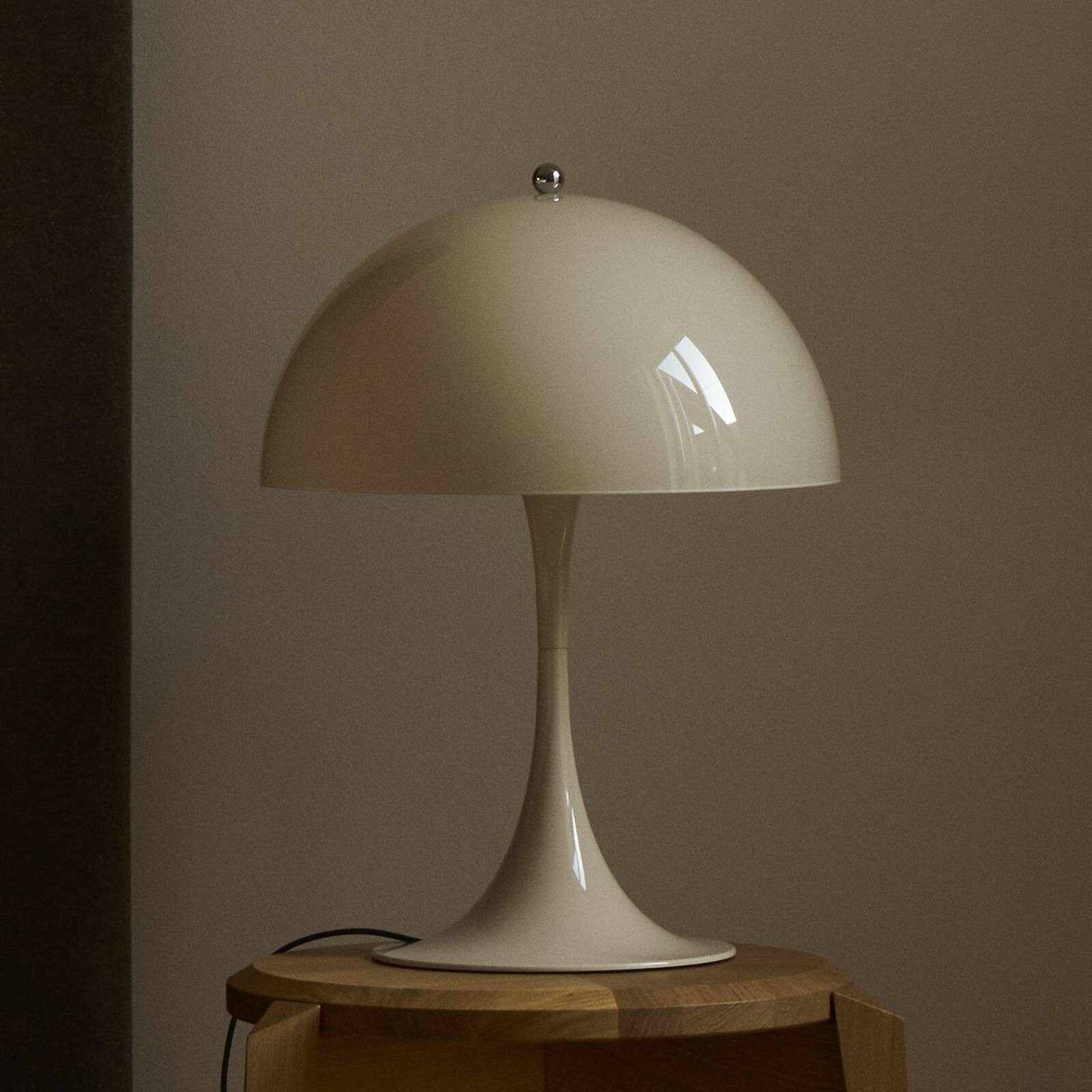 Louis Poulsen stolová lampa Panthella 320, béžová, Ø 32 cm, E14