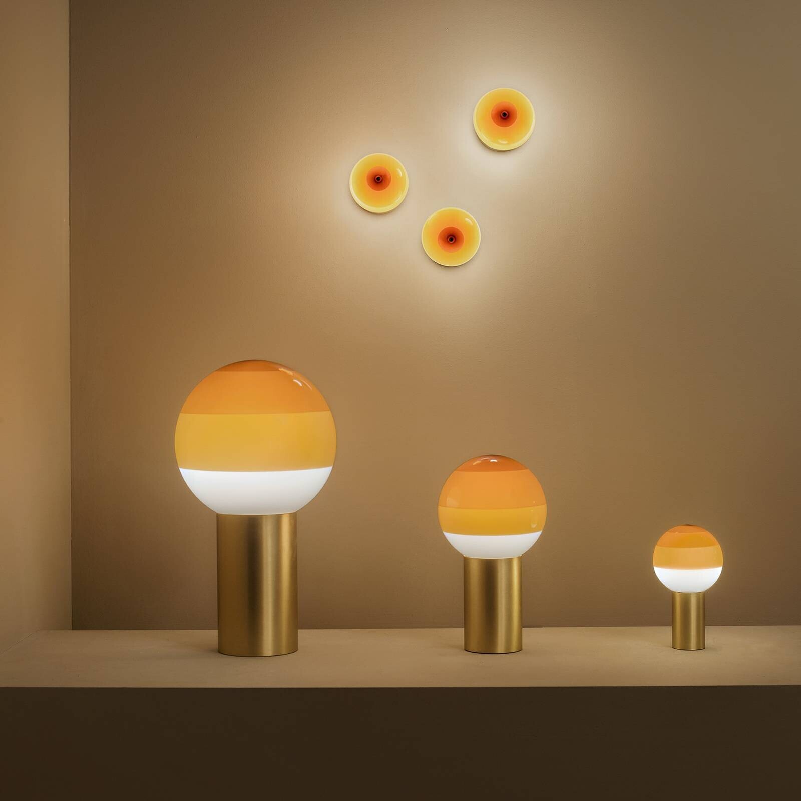 Stolová lampa MARSET Dipping Light M, jantárová/mosadz