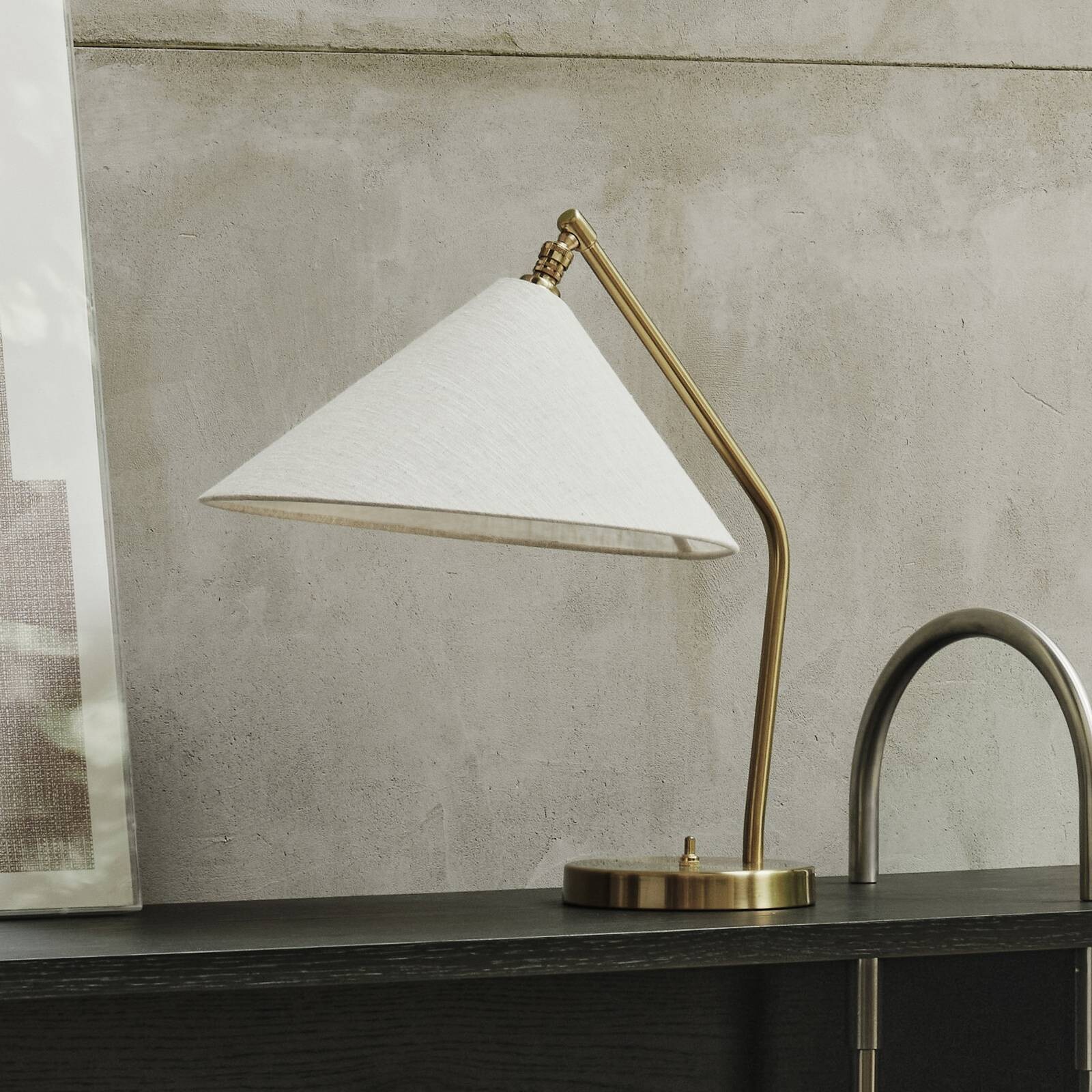 Gubi stolová lampa Gräshoppa, biela, kov/textil, E14