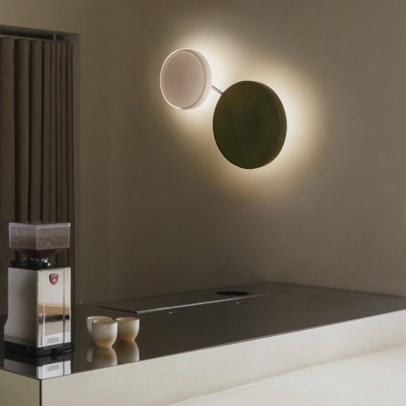 MARSET LED nástenné svetlo Caramel, opálová, Ø 28 cm, TRIAC, sklo