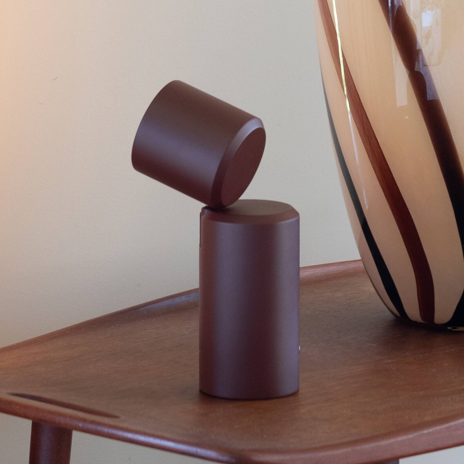 It's about RoMi LED stolná lampa Milan, tmavočervená, 19 cm