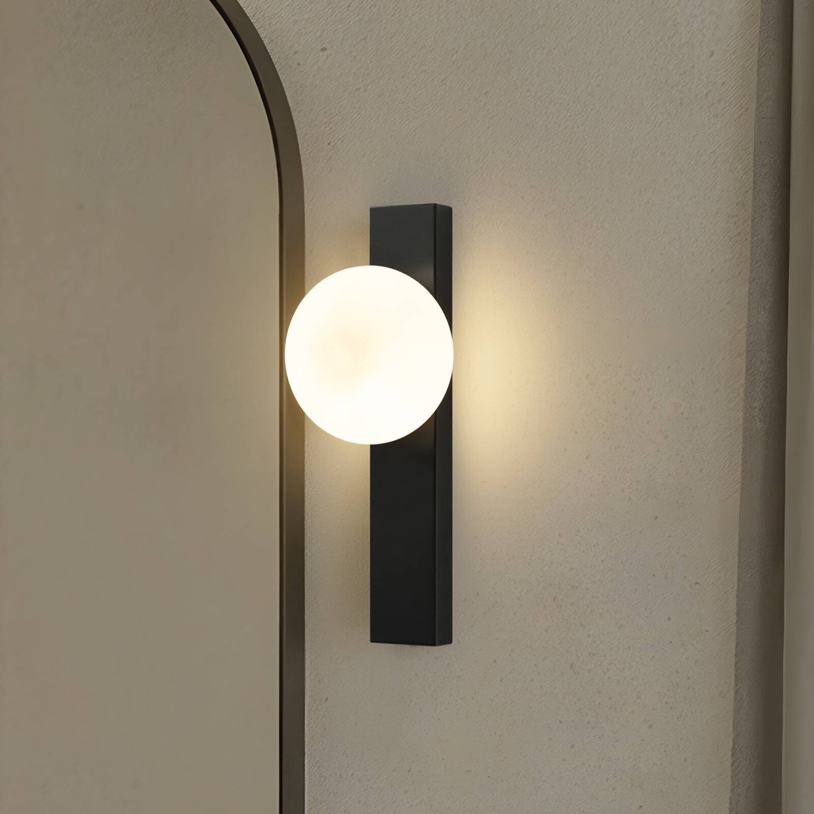 Lindby Nástenné svetlo do kúpeľne Tavrik, čierne/biele, výška 30 cm, sklo