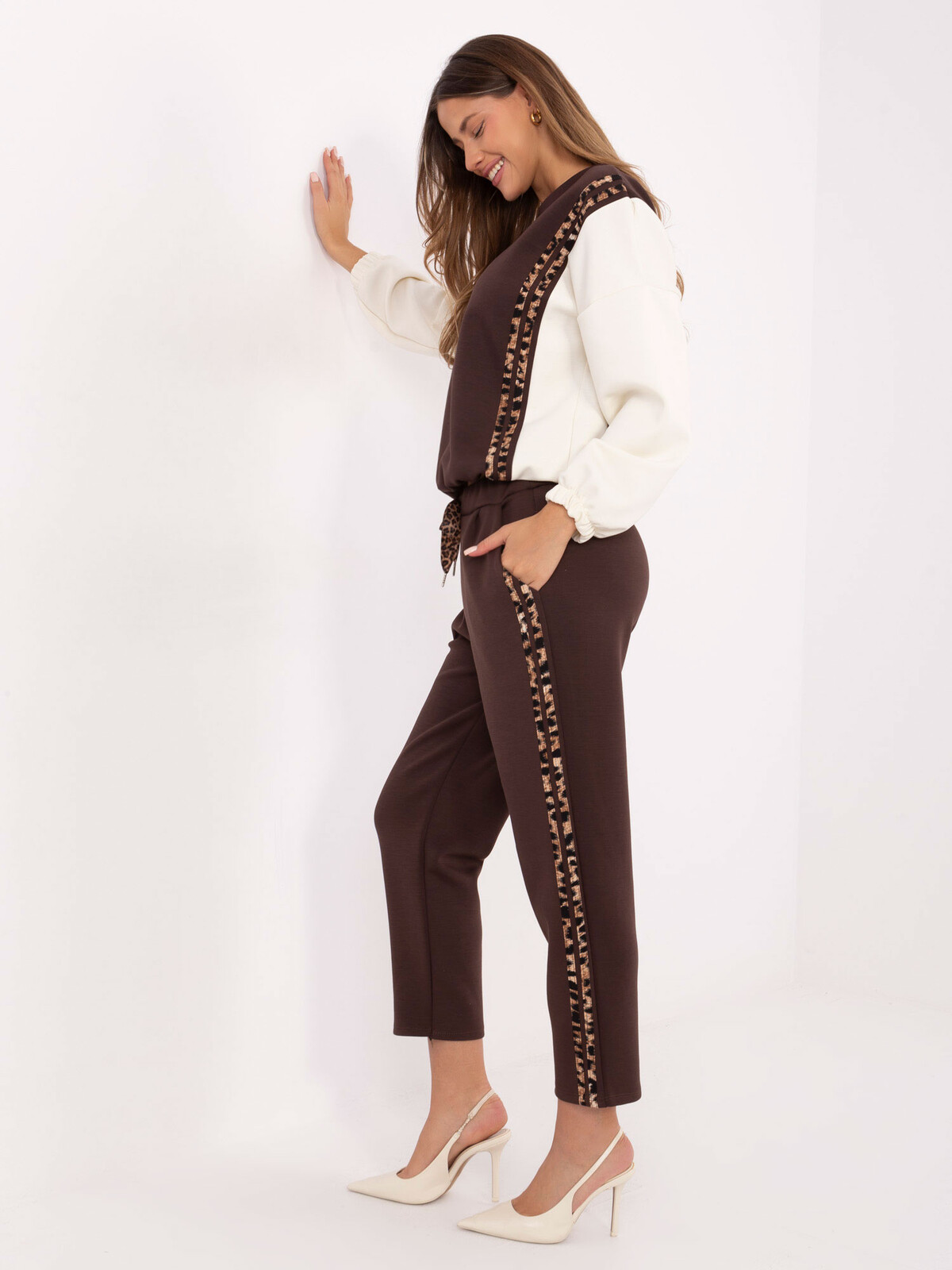 Dámsky hnedý komplet s ozdobnými pruhmi