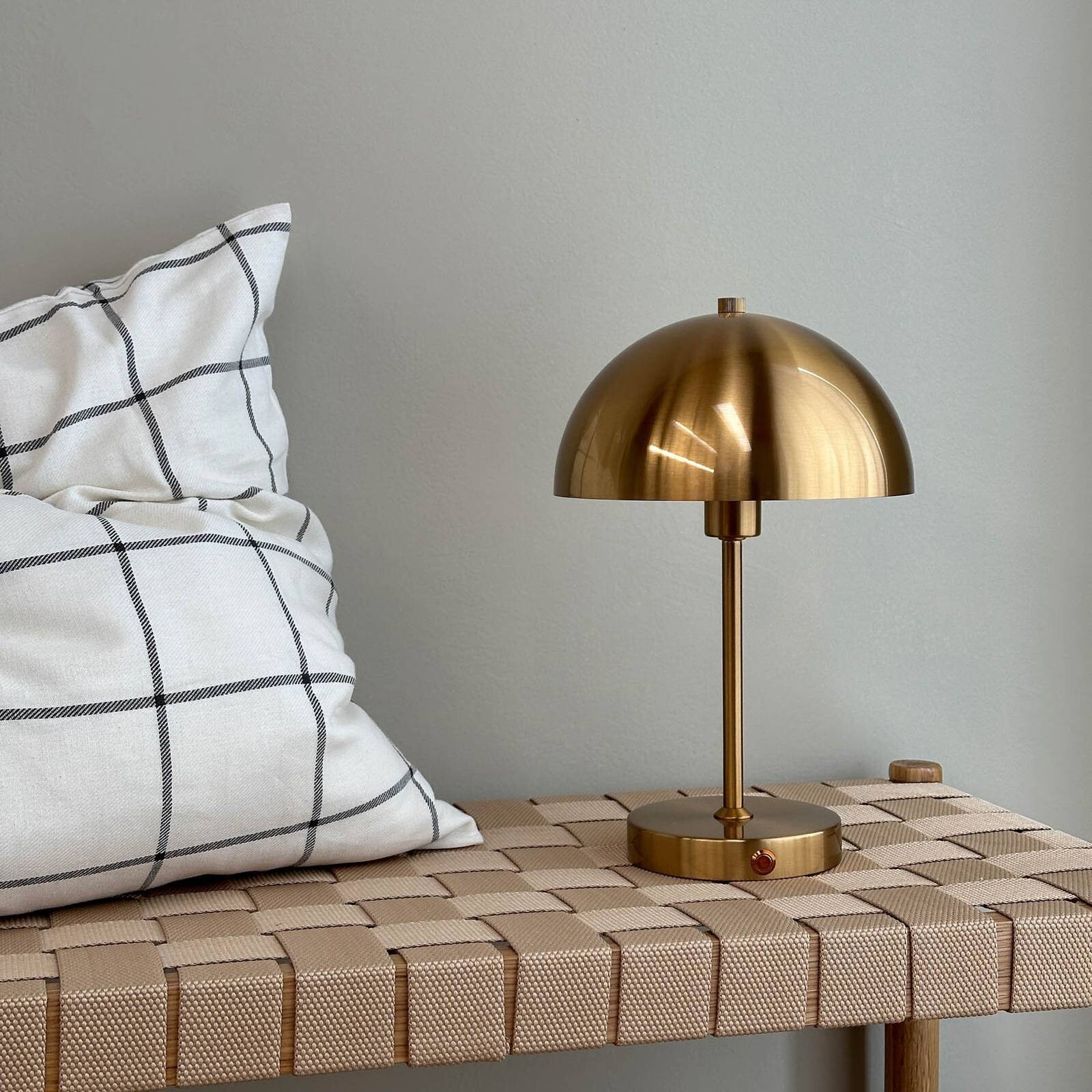 Nabíjacia stolová lampa Dyberg Larsen Stockholm, starožitná mosadz