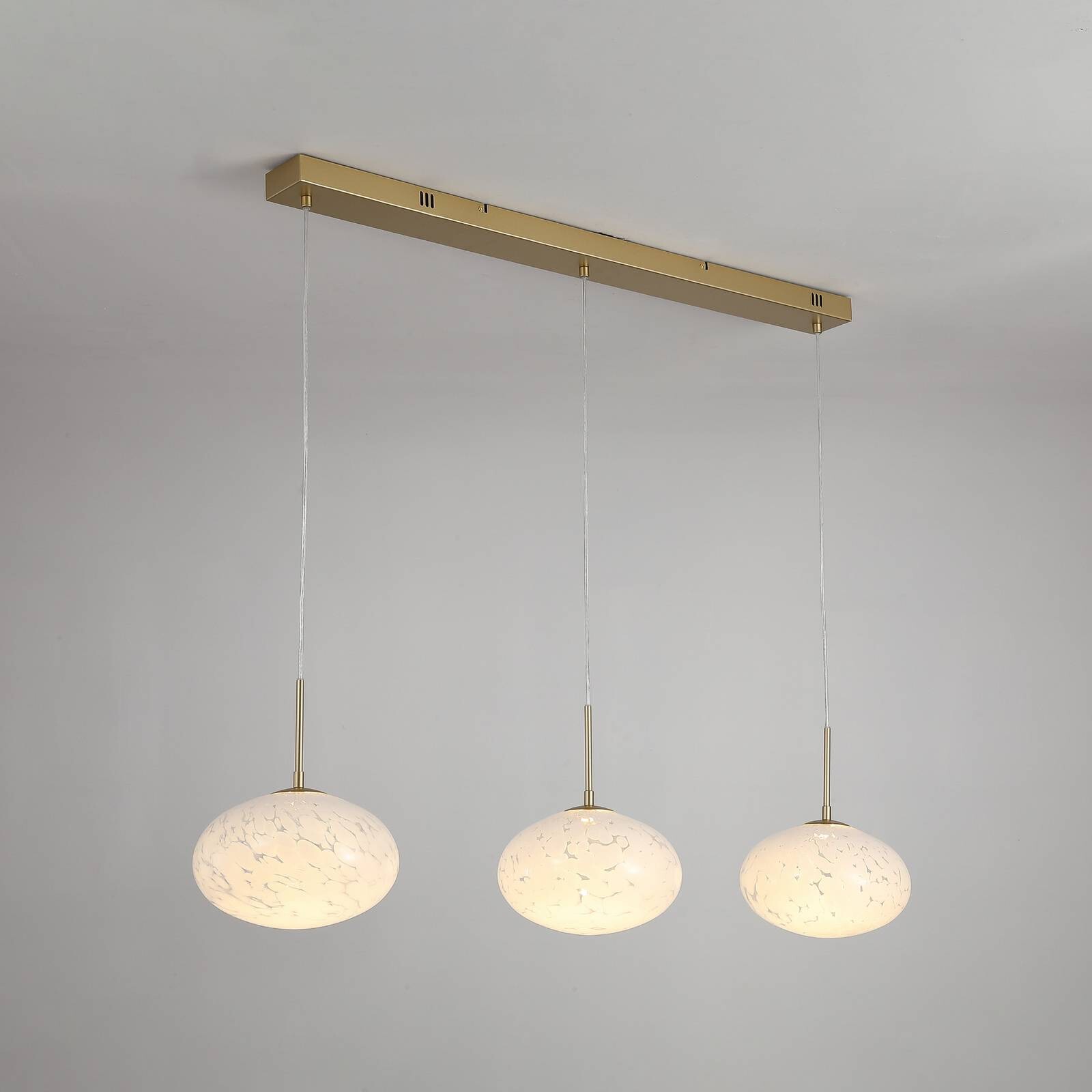 LED závesné svietidlo Confetti, dĺžka 115 cm, zlatá/biela, sklo