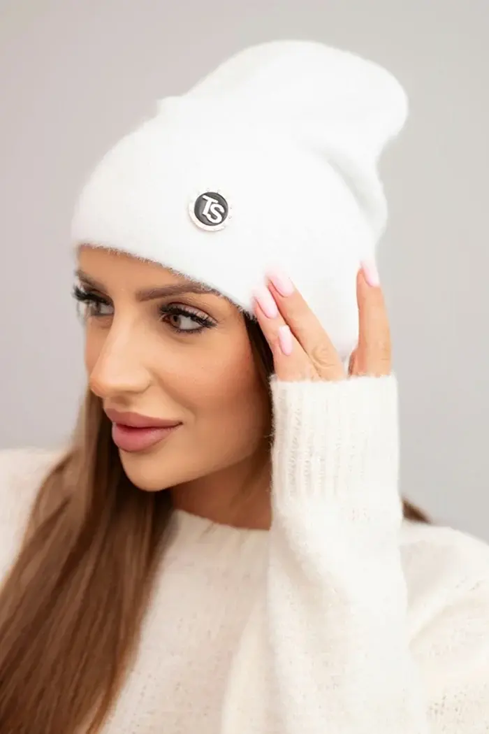 Polski Dámska čiapka mäkká z nadýchaného úpletu s ozdobnou plaketou biela