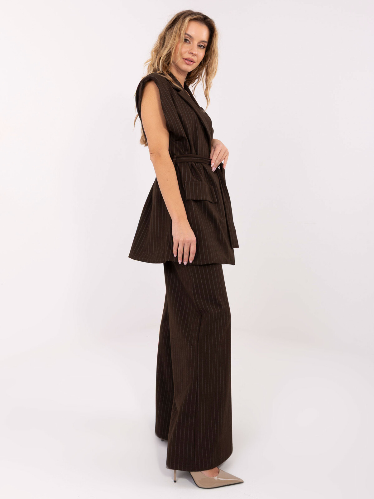 Dámsky komplet s vestou v tmavohnedej farbe