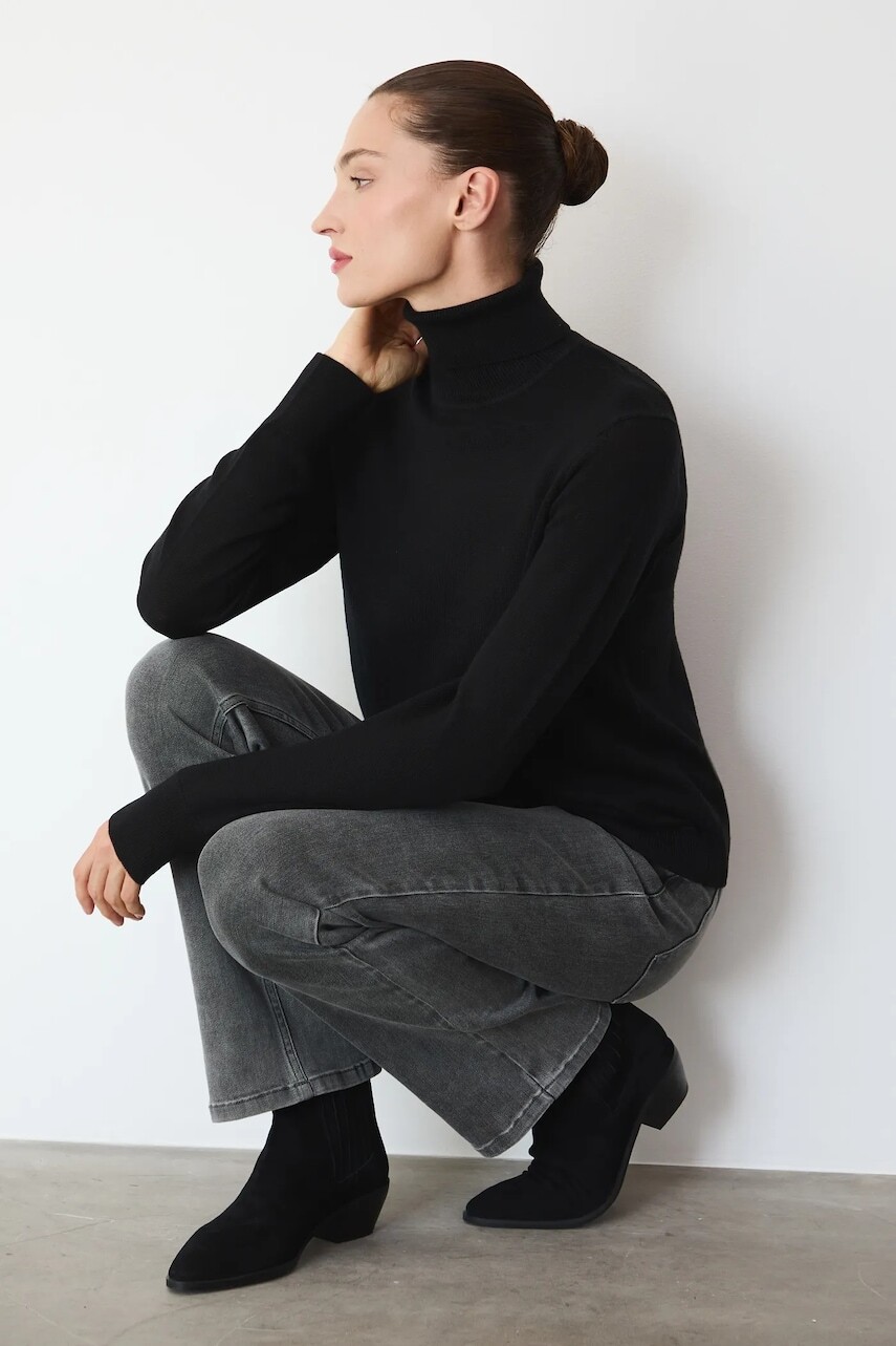 Sveter z merino vlny Medicine čierna farba, s rolákom