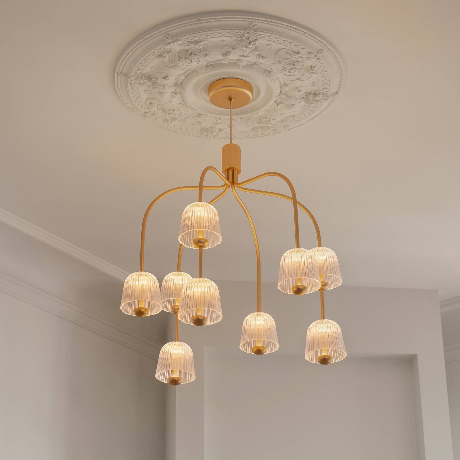 Nuura LED luster Asteea 9, Ø 66 cm, mosadzová farba/číra