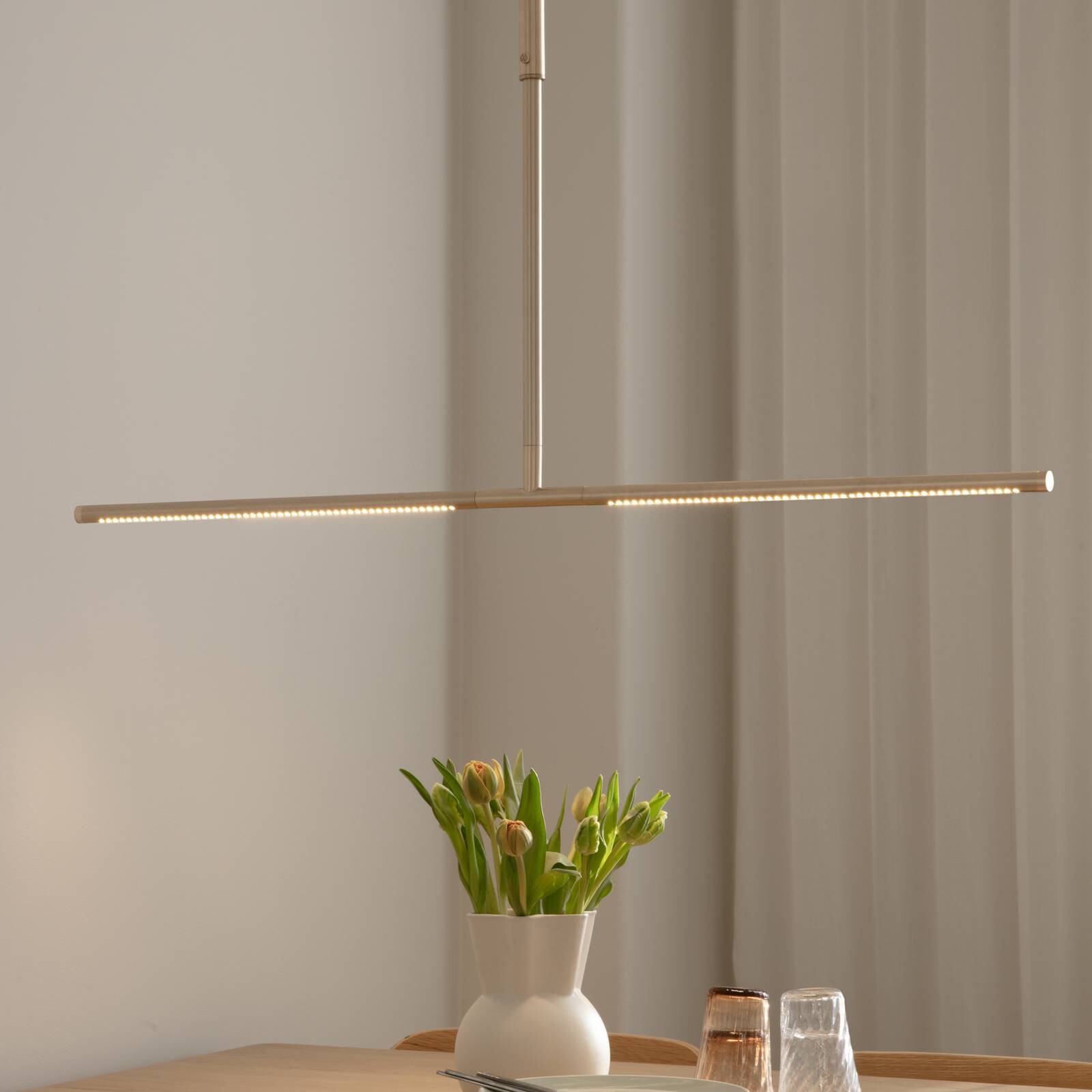 UMAGE LED závesné svietidlo Omni, mosadzová farba, dĺžka 107 cm, 2-pl.