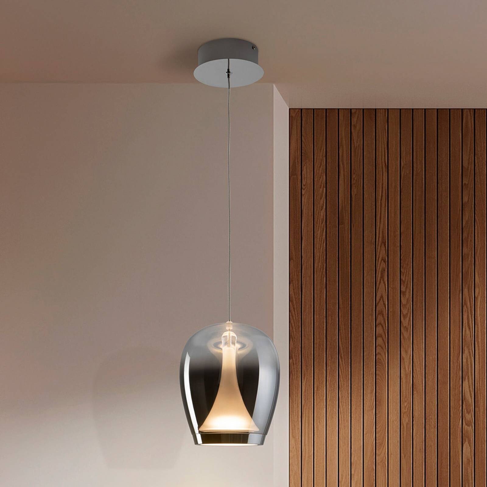 LED závesné svietidlo Suspiro, Ø 18 cm, chrómová/dymovo sivá, sklo