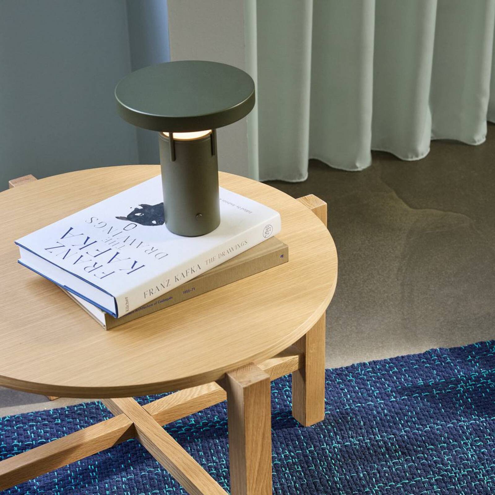 HÜBSCH stolová LED lampa BringMe Mini, tmavozelená, 20 cm