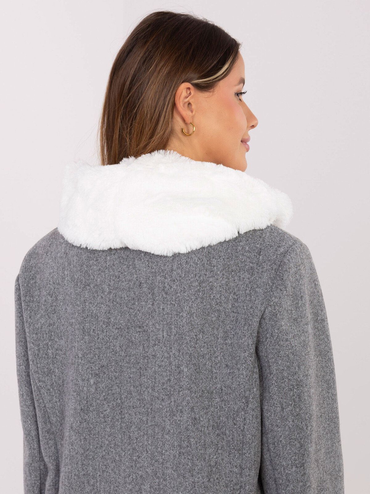 Biely šál s umelou kožušinou