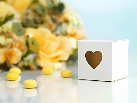 PartyDeco Krabička biela s priehľadným srdiečkom