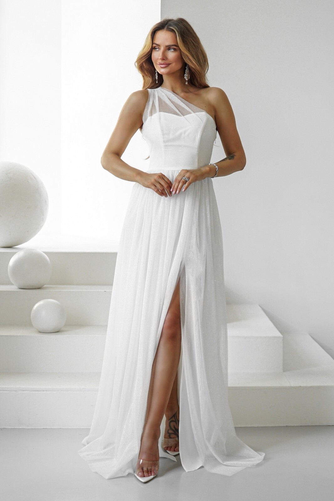 Warsaw Dress Biele tylové trblietavé šaty Veľkosť: XS