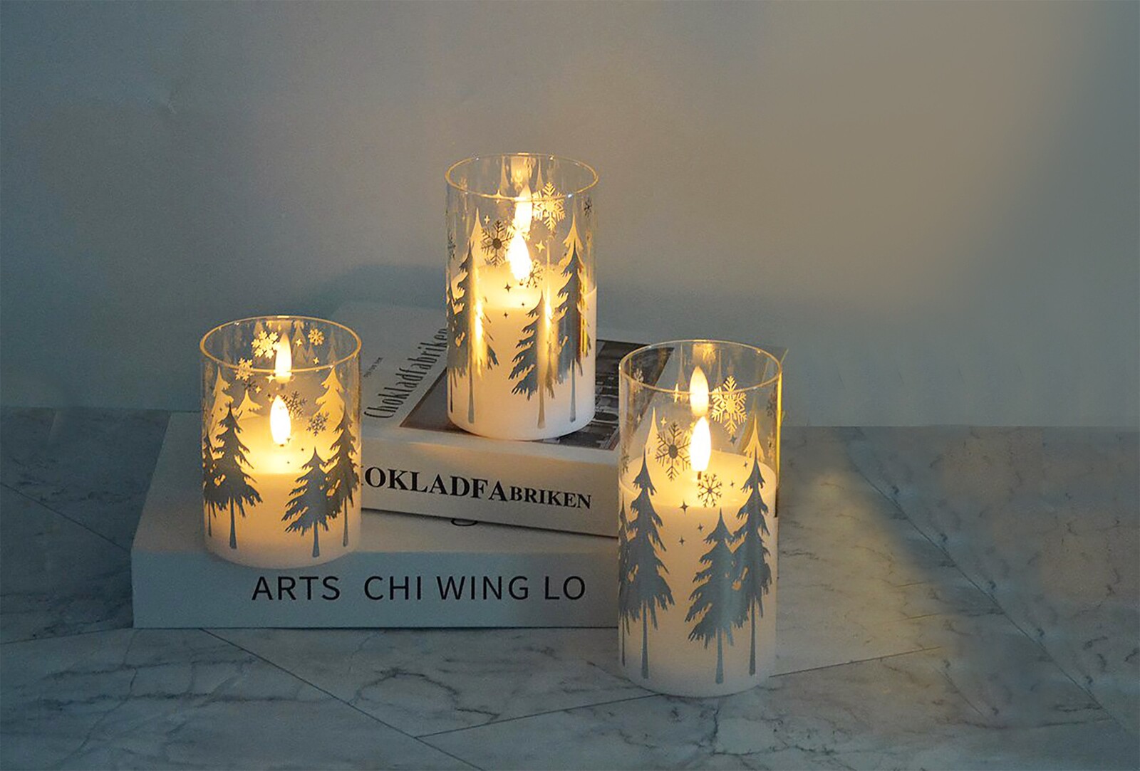 Vánoční LED svíčka Nikolao I 7,5x15 cm bílá