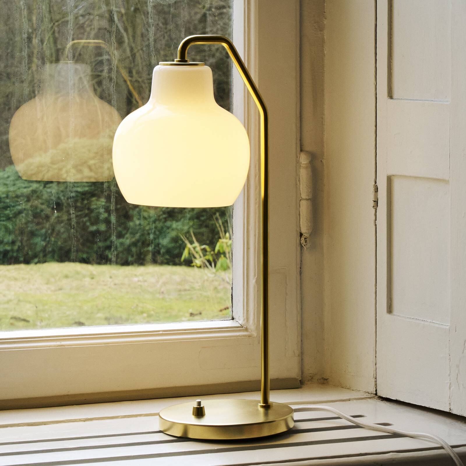 Louis Poulsen stolová lampa VL Ring Crown, biela/mosadz, E14