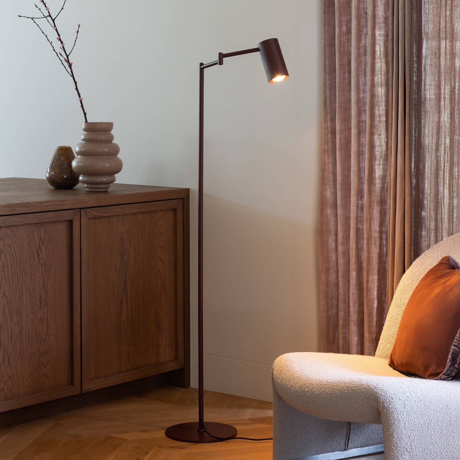 It's about RoMi stojacia lampa Bilbao, tmavočervená, výška 154 cm