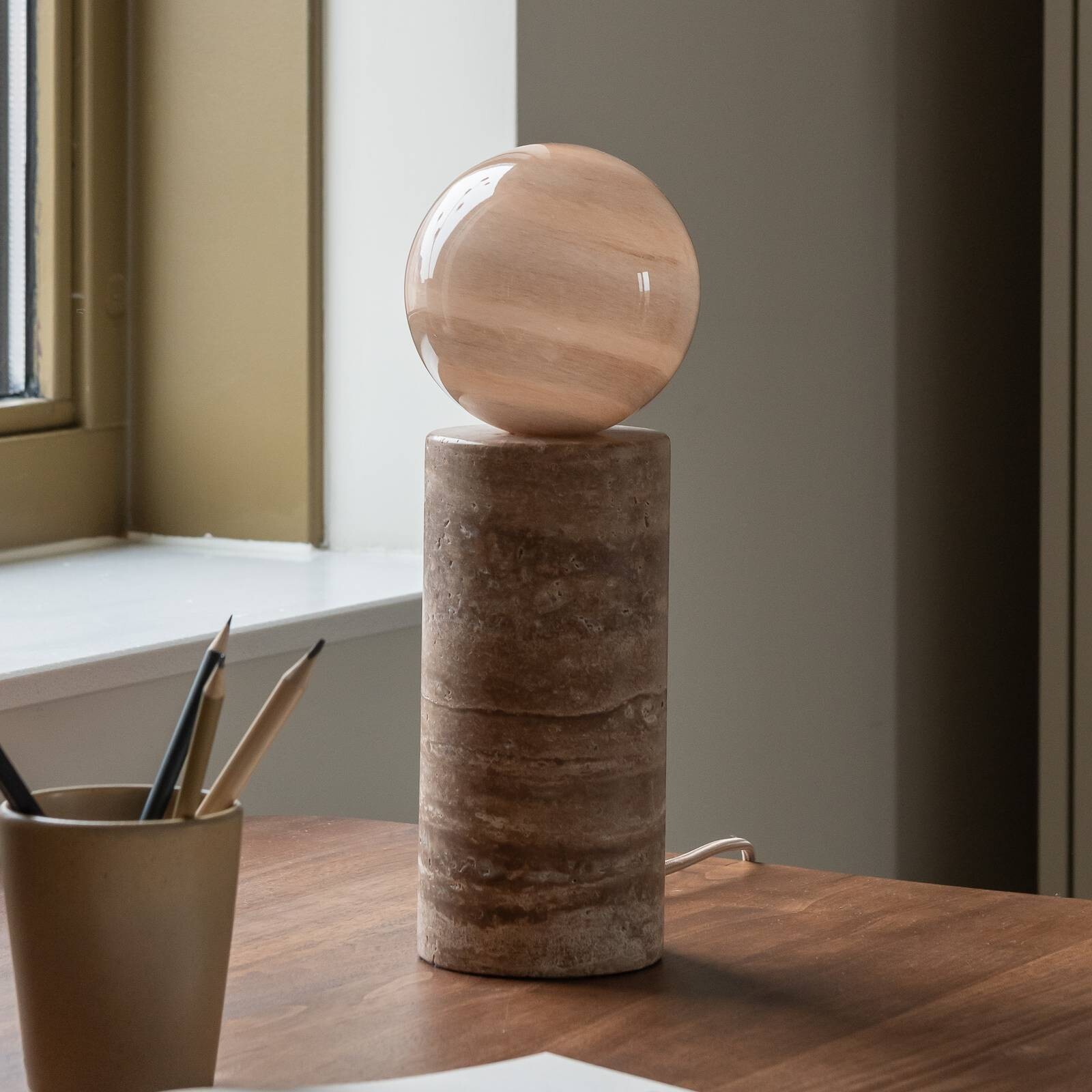 It's about RoMi stolová lampa Tivoli, piesková farba, výška 33 cm