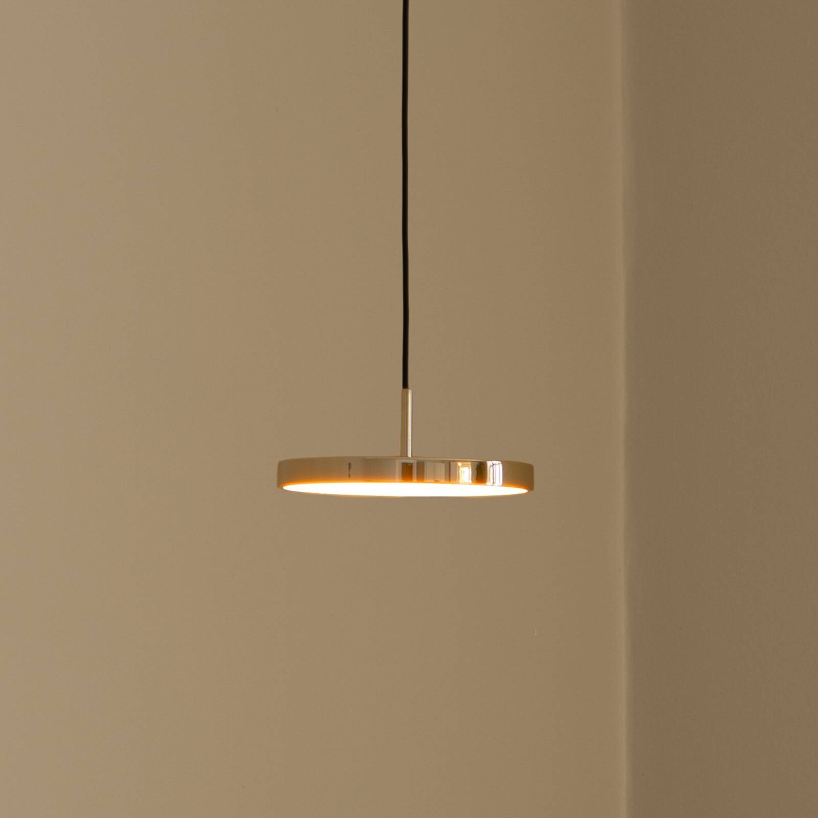 LED závesné svietidlo UMAGE Asteria Micro, leštená mosadz, Ø 15 cm