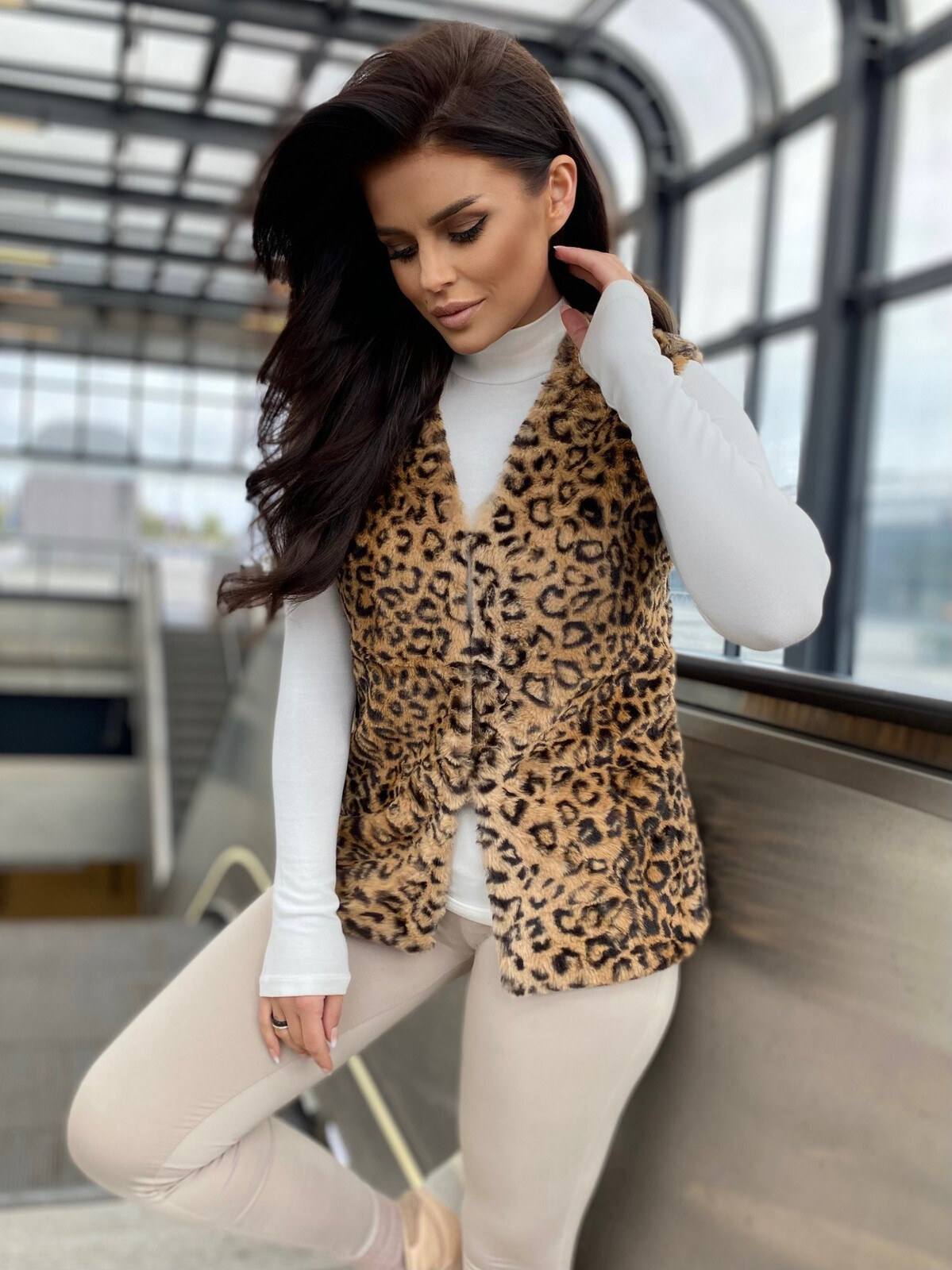 Leopardia vesta s háčikovým zapínaním
