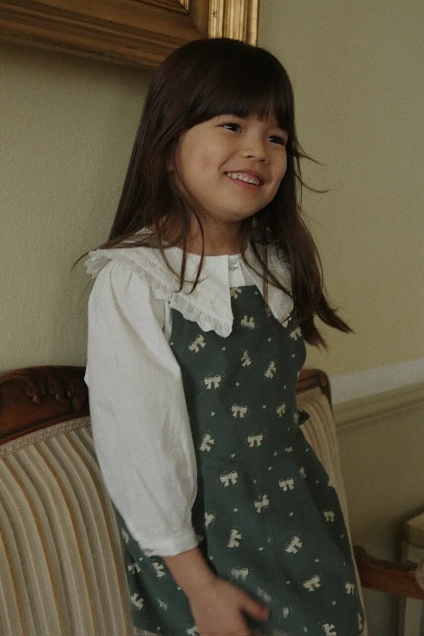 Dievčenské bavlnené šaty Konges Sløjd AVERY FRILL OVERALL DRESS GOTS zelená farba, mini, áčkový strih, KS104200