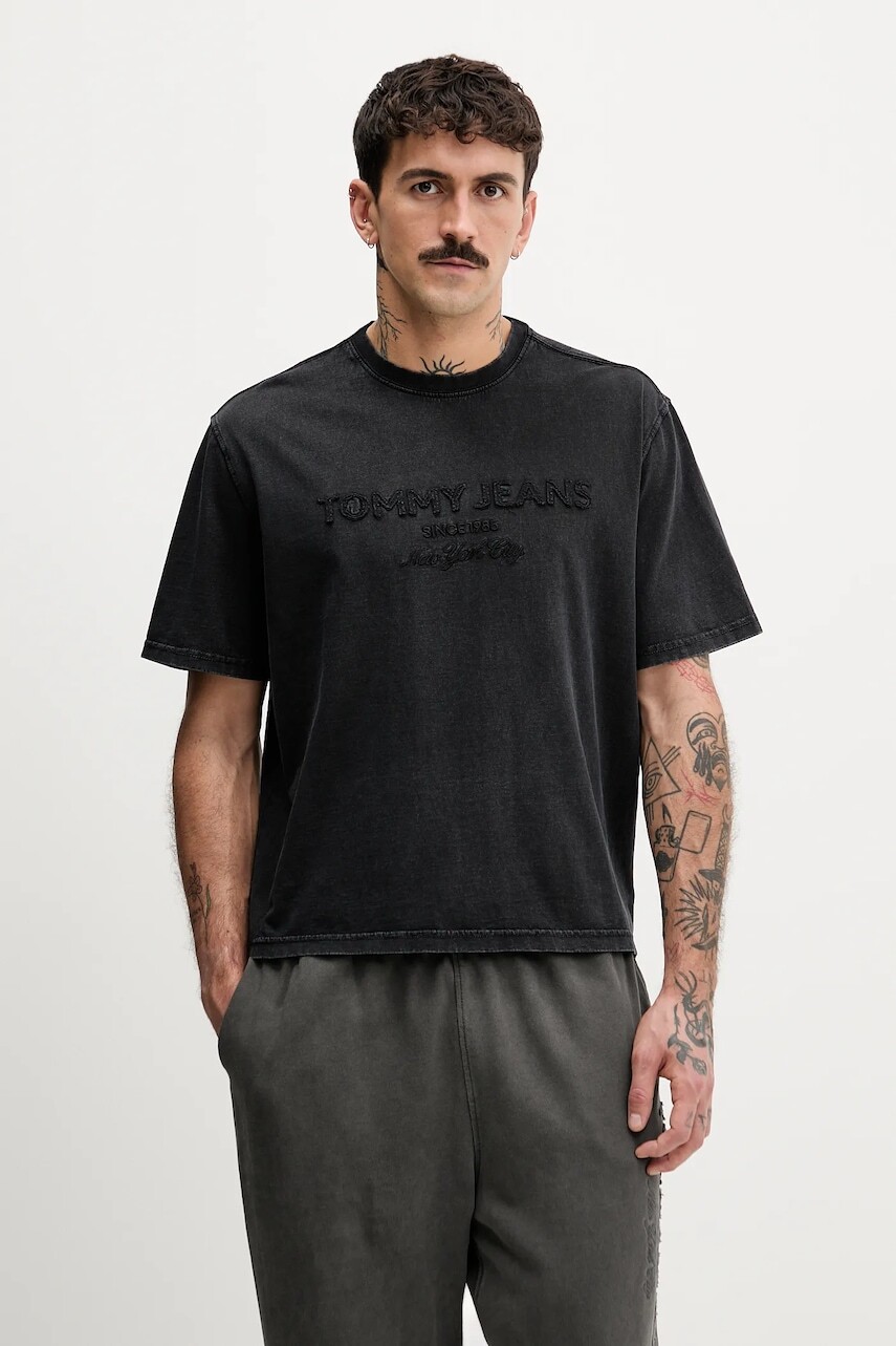 Bavlnené tričko Tommy Jeans pánske, čierna farba, s nášivkou, DM0DM22330