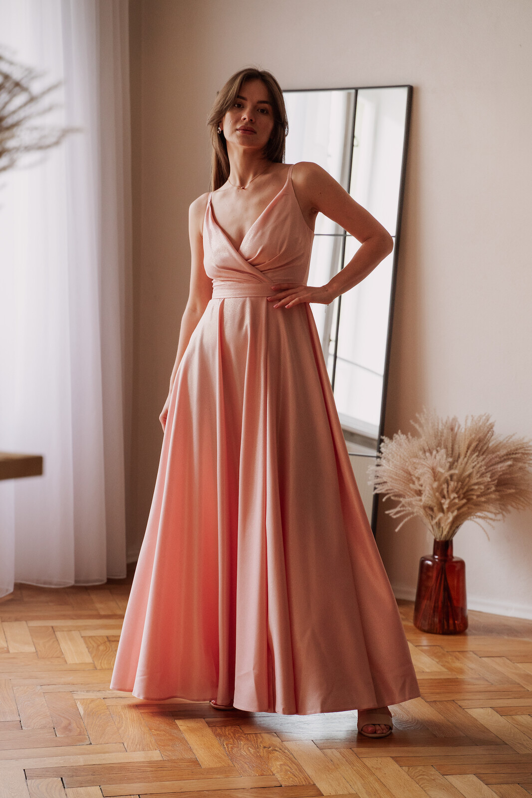 Parisse Púdrové spoločenské šaty s jemnými flitrami Veľkosť: L