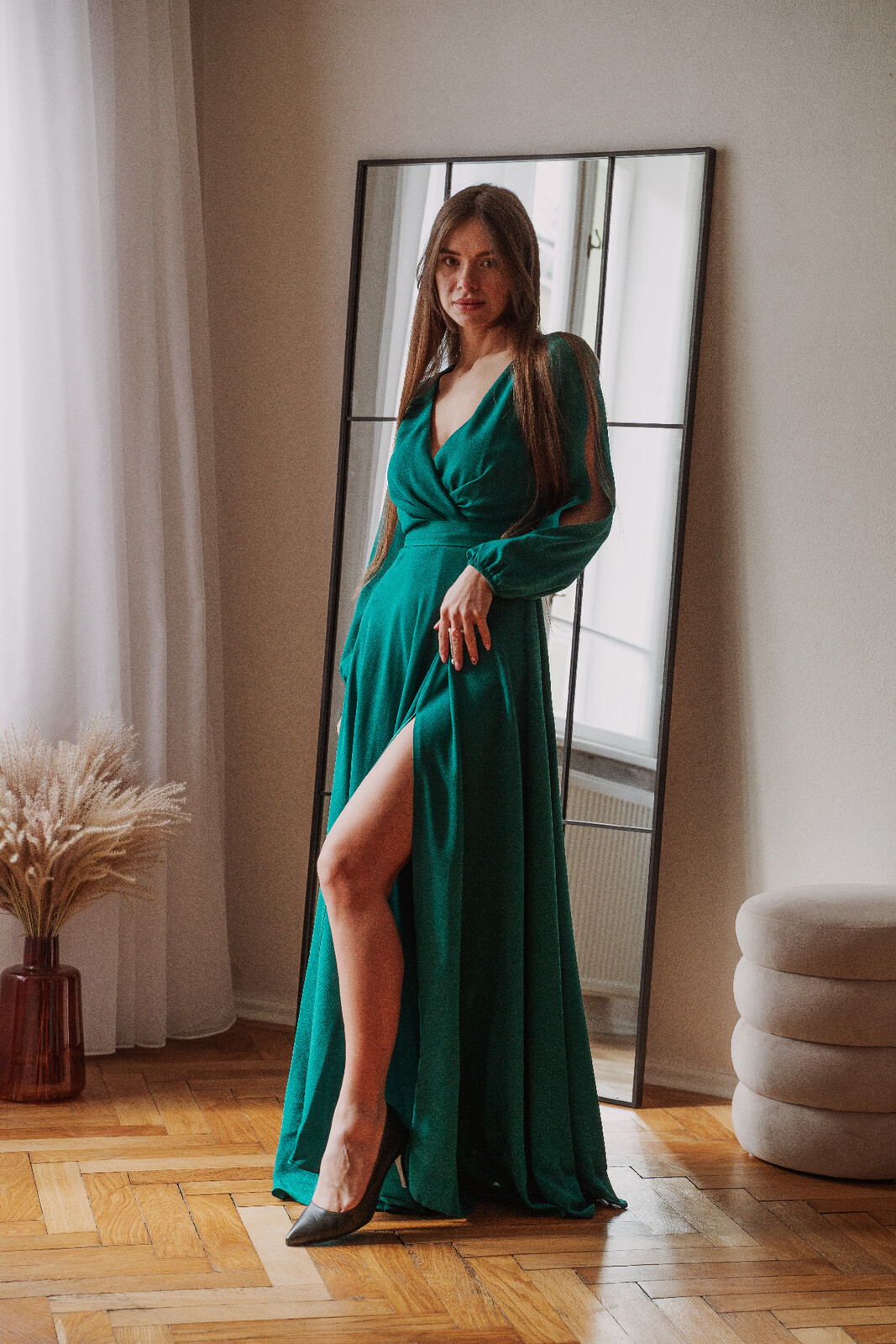 Parisse Smaragdové spoločenské šaty s rukávmi a rozparkom Veľkosť: S