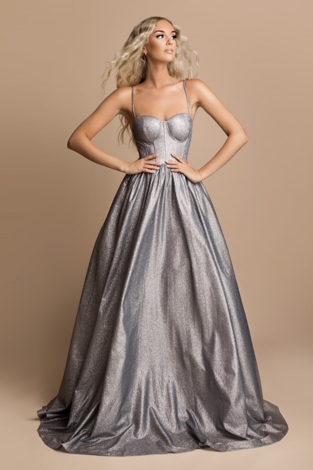 Eva & Lola Strieborné trblietavé spoločenské šaty Veľkosť: L